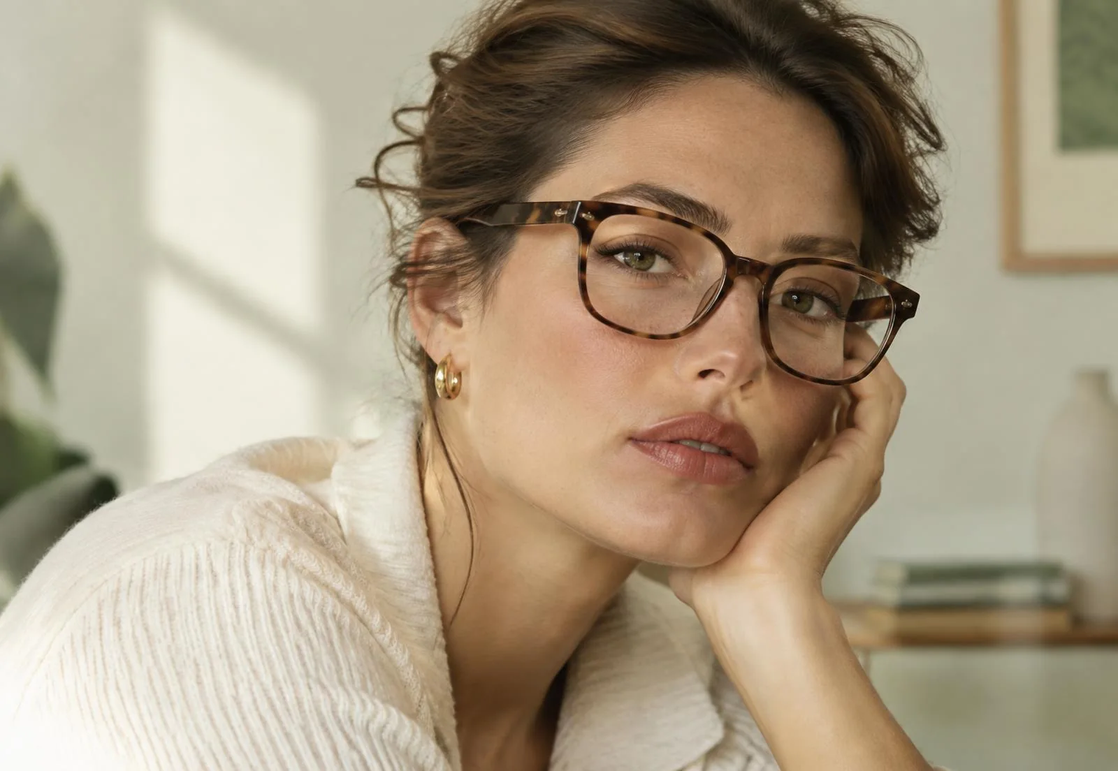 Woman wearing tortoiseshell prescription glasses